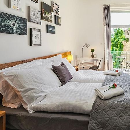3 Room Apartment In The Beautiful Street Budapeste Exterior foto