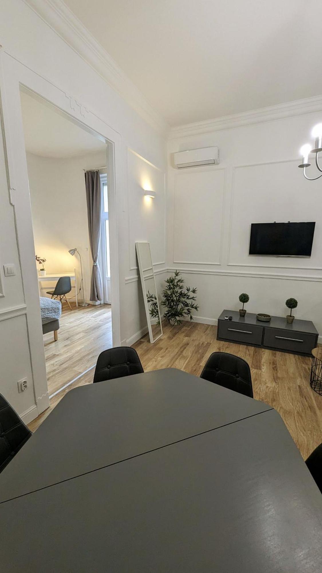 3 Room Apartment In The Beautiful Street Budapeste Exterior foto
