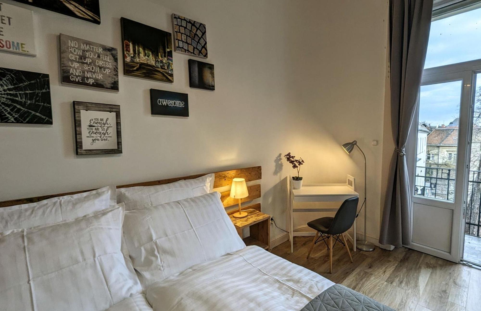 3 Room Apartment In The Beautiful Street Budapeste Exterior foto