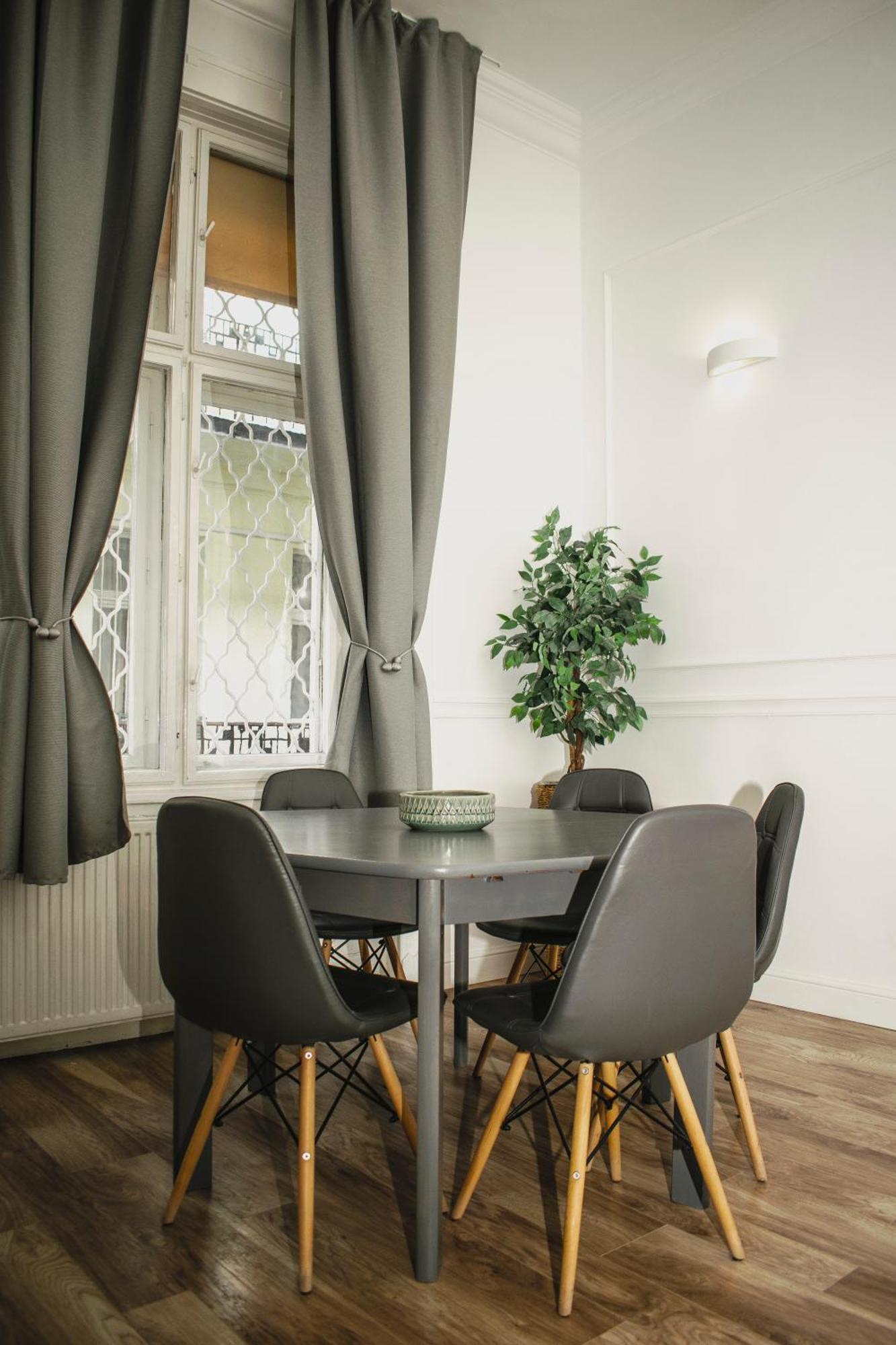 3 Room Apartment In The Beautiful Street Budapeste Exterior foto