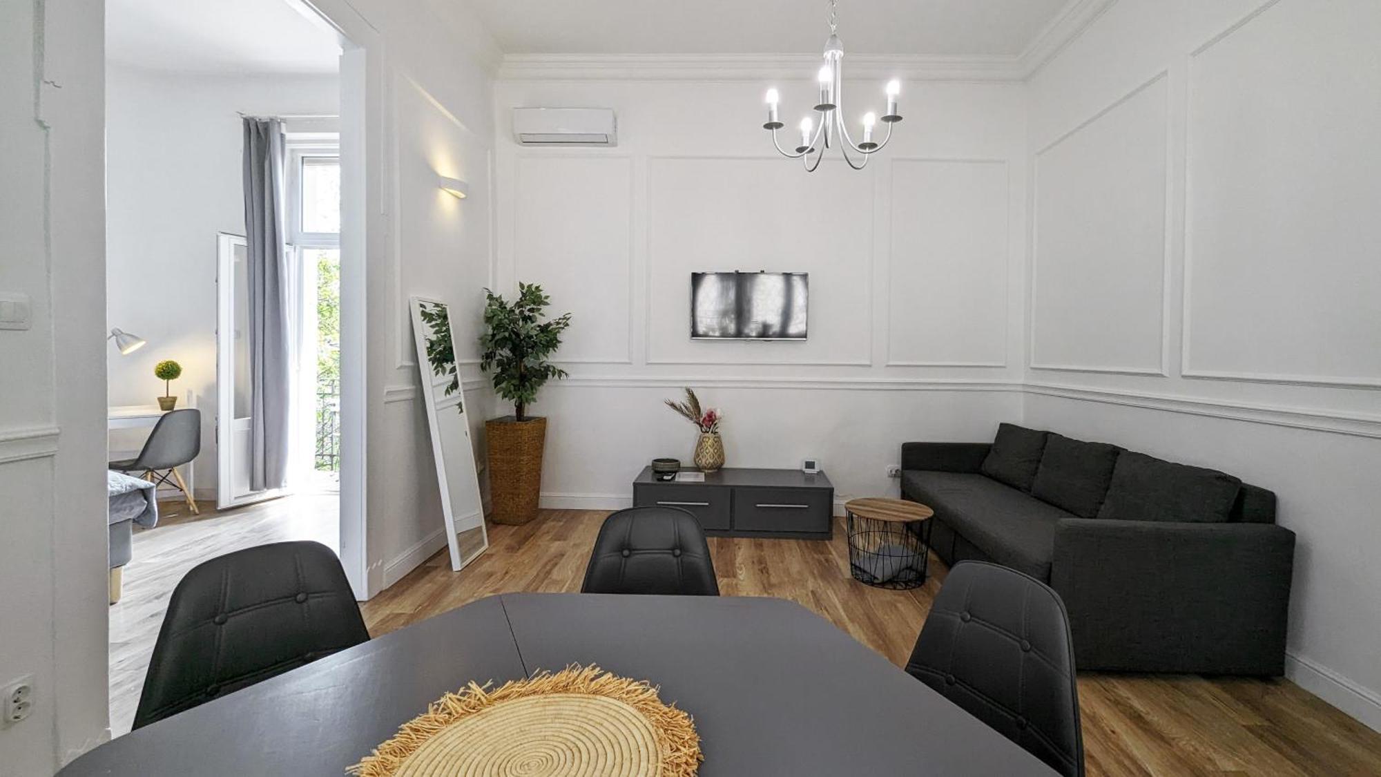 3 Room Apartment In The Beautiful Street Budapeste Exterior foto