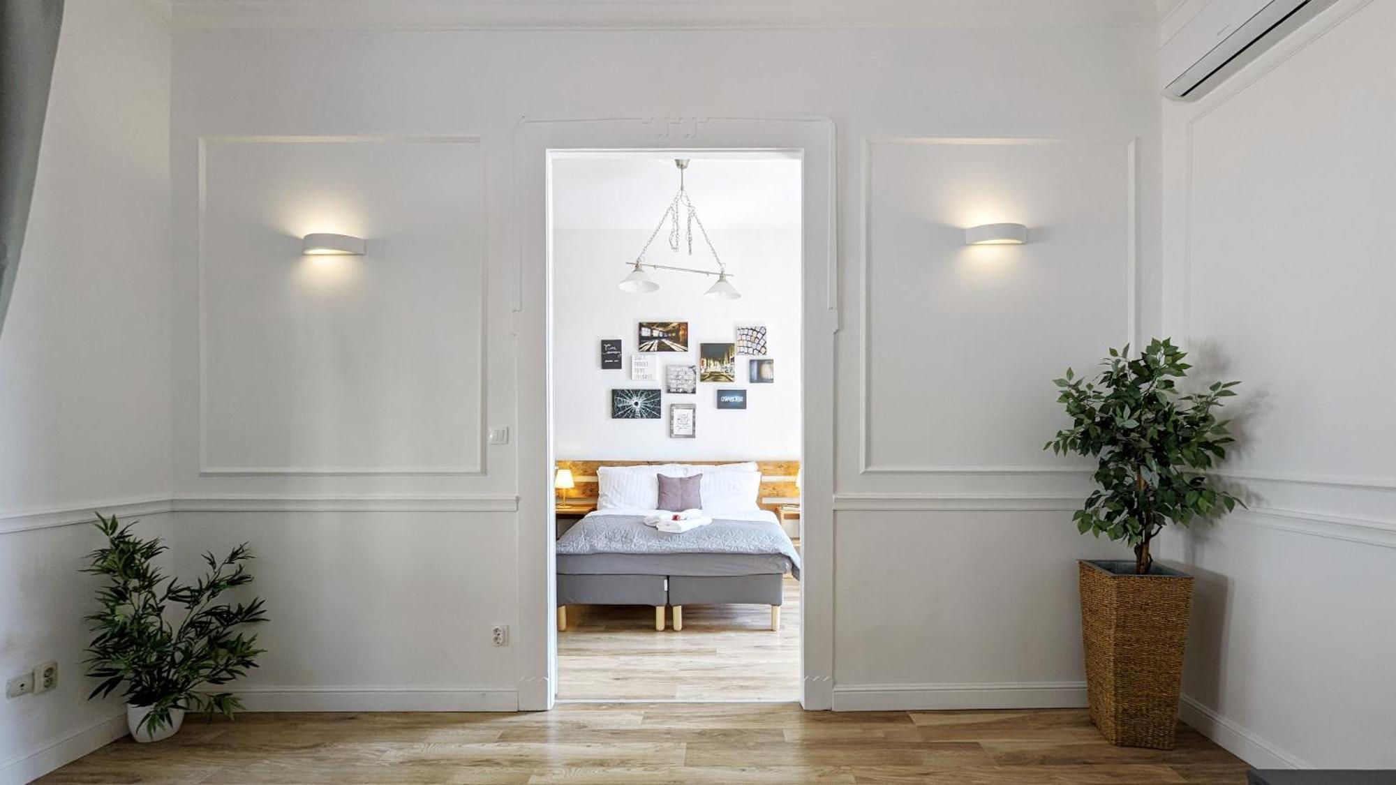 3 Room Apartment In The Beautiful Street Budapeste Exterior foto