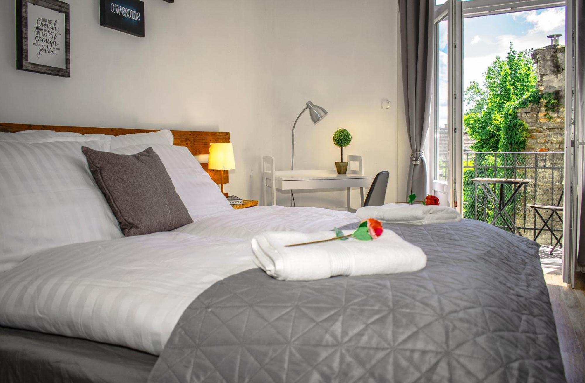 3 Room Apartment In The Beautiful Street Budapeste Exterior foto
