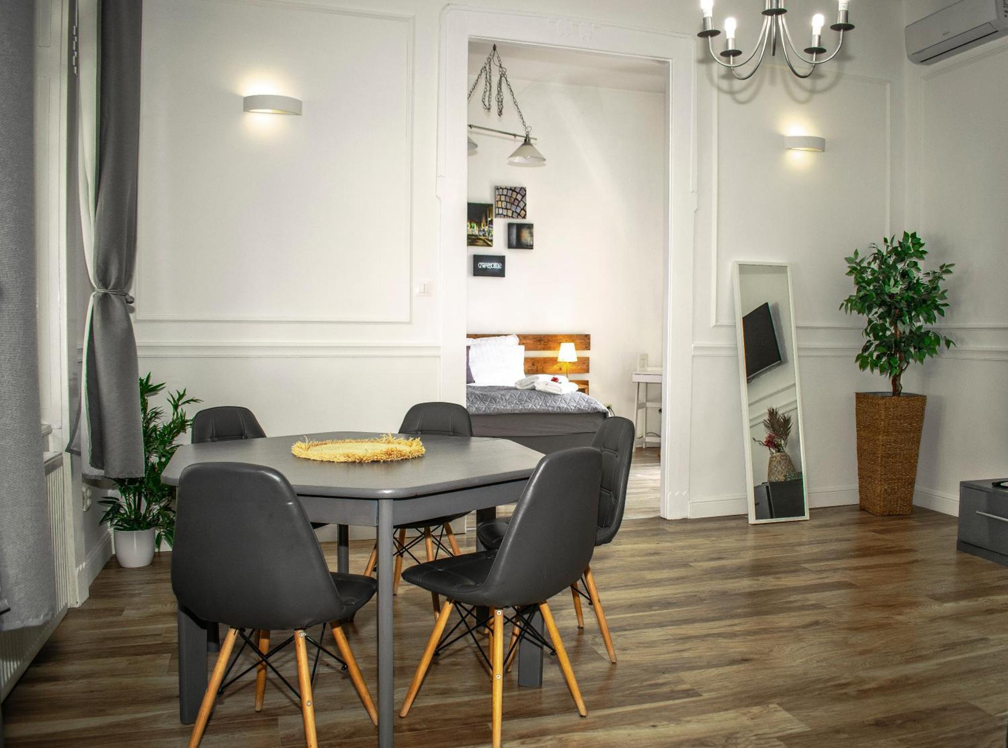 3 Room Apartment In The Beautiful Street Budapeste Exterior foto