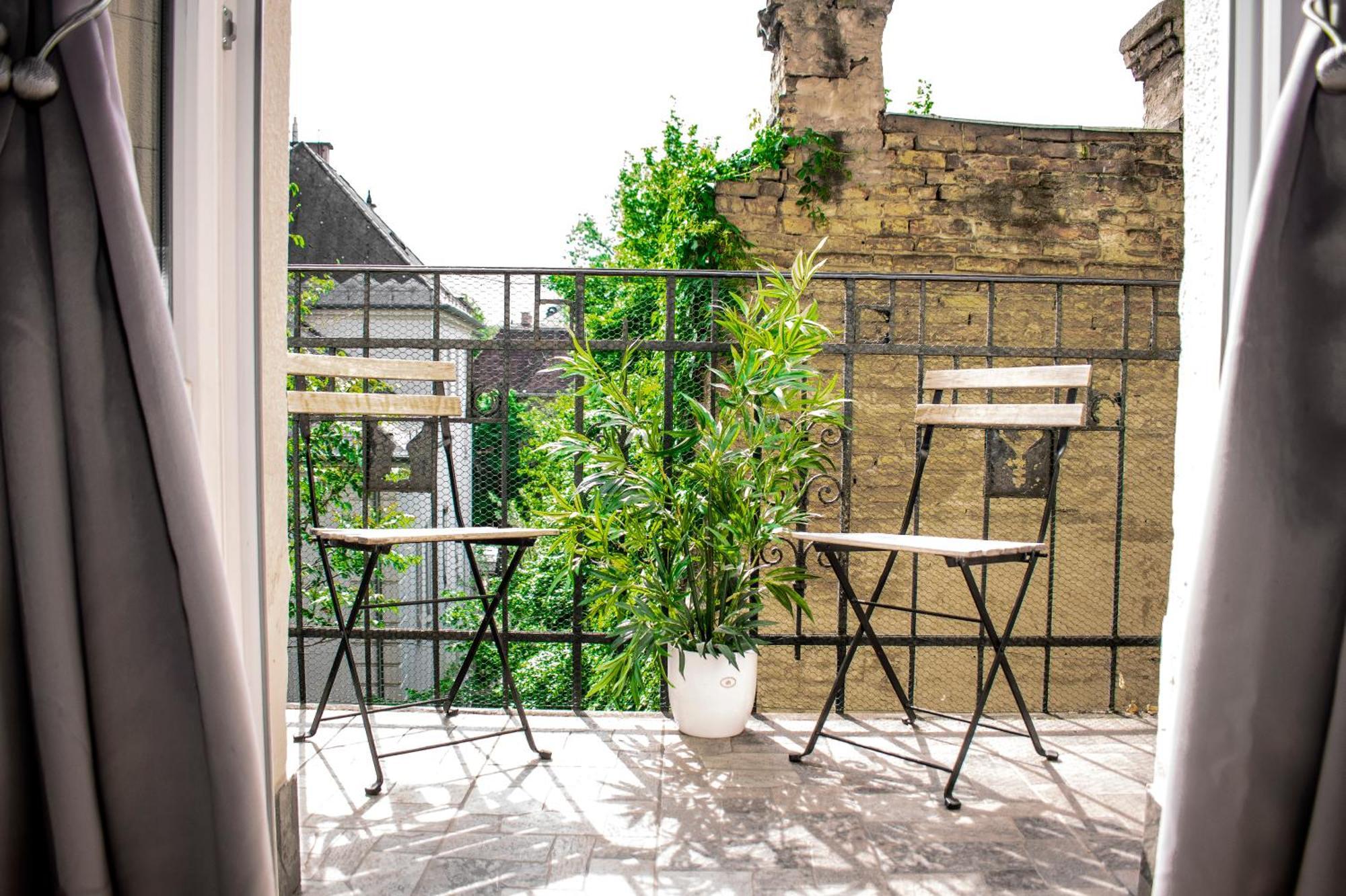 3 Room Apartment In The Beautiful Street Budapeste Exterior foto