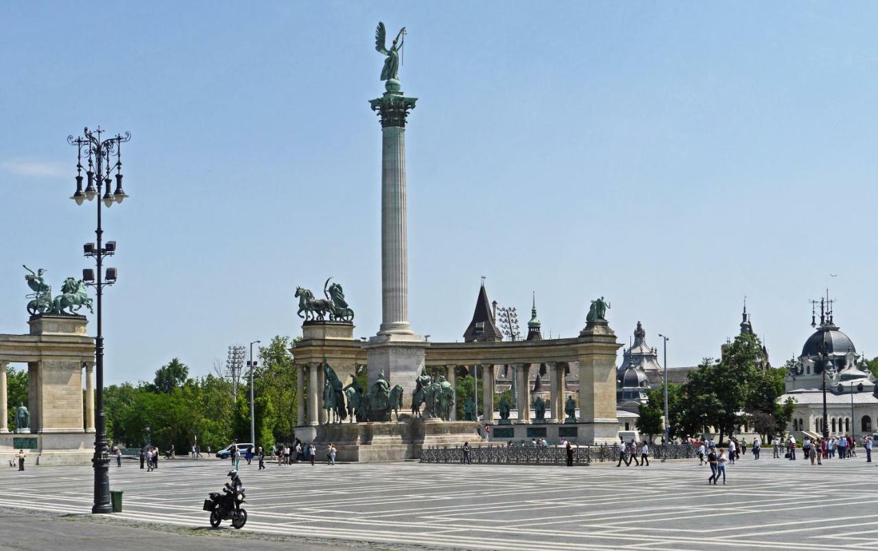 3 Room Apartment In The Beautiful Street Budapeste Exterior foto
