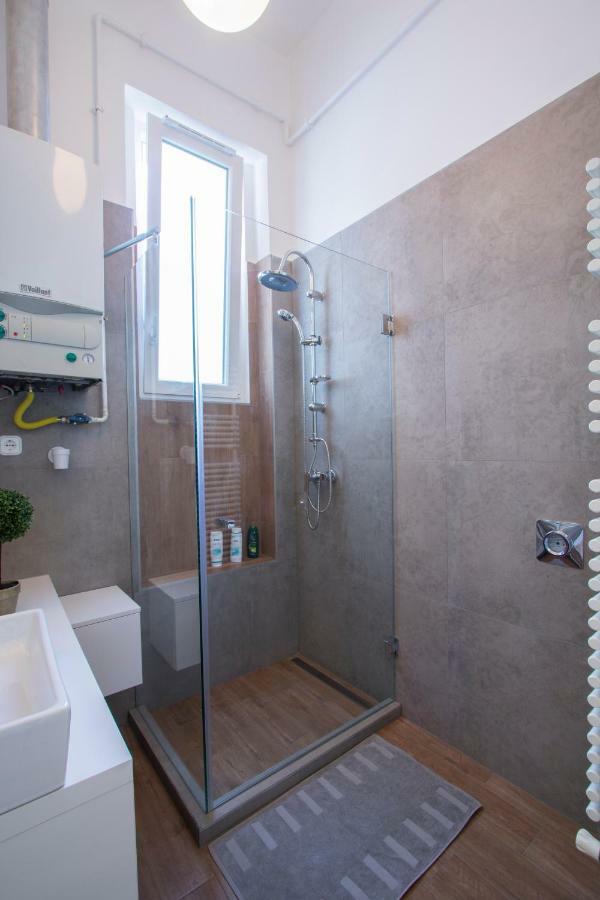 3 Room Apartment In The Beautiful Street Budapeste Exterior foto